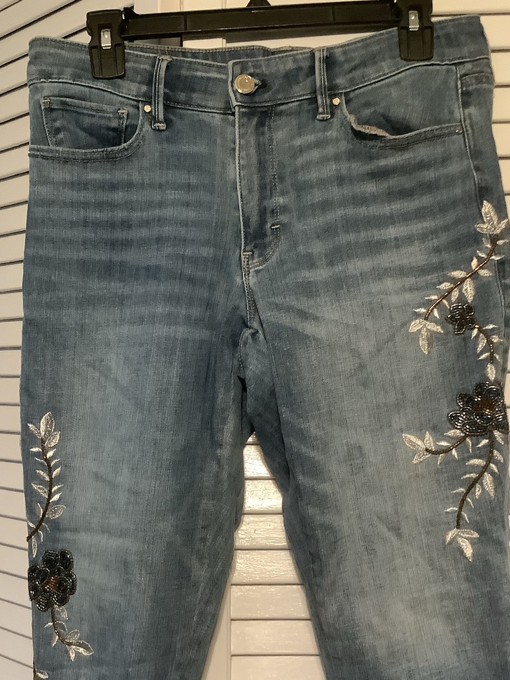 EUC! WHBM Women's sequined & embroidered skinny Jeans, size 8